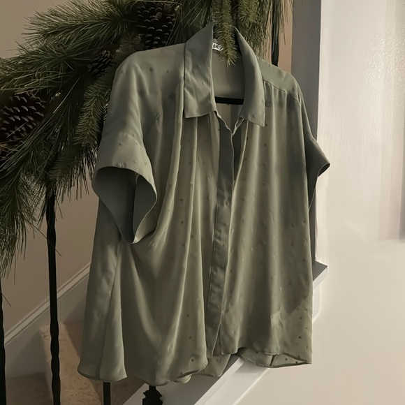 Green button down - Picture 1 of 1